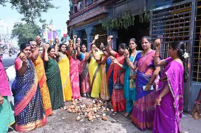 దేశం గెలవాలని టీడీపీ ప్రార్థనలు..మ్యాచ్ చూసేందుకు స్క్రీన్లు దేశం గెలవాలని టీడీపీ ప్రార్థనలు..మ్యాచ్ చూసేందుకు స్క్రీన్లు