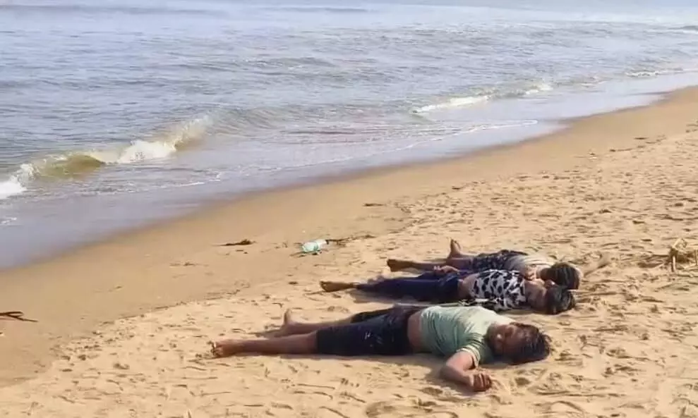 నెల్లూరు మైపాడు సాగర తీరాన విషాదం... నెల్లూరు మైపాడు సాగర తీరాన విషాదం...