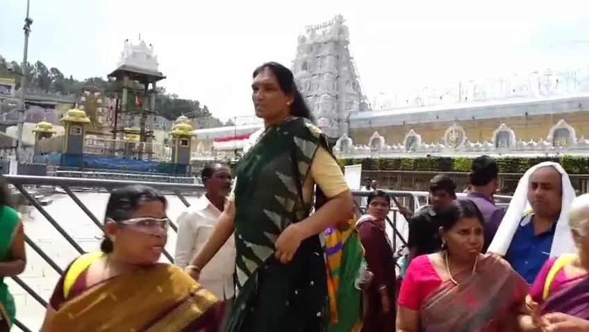 తిరుమల ఏడుకొండలపై ఏడు అడుగుల మహిళ..