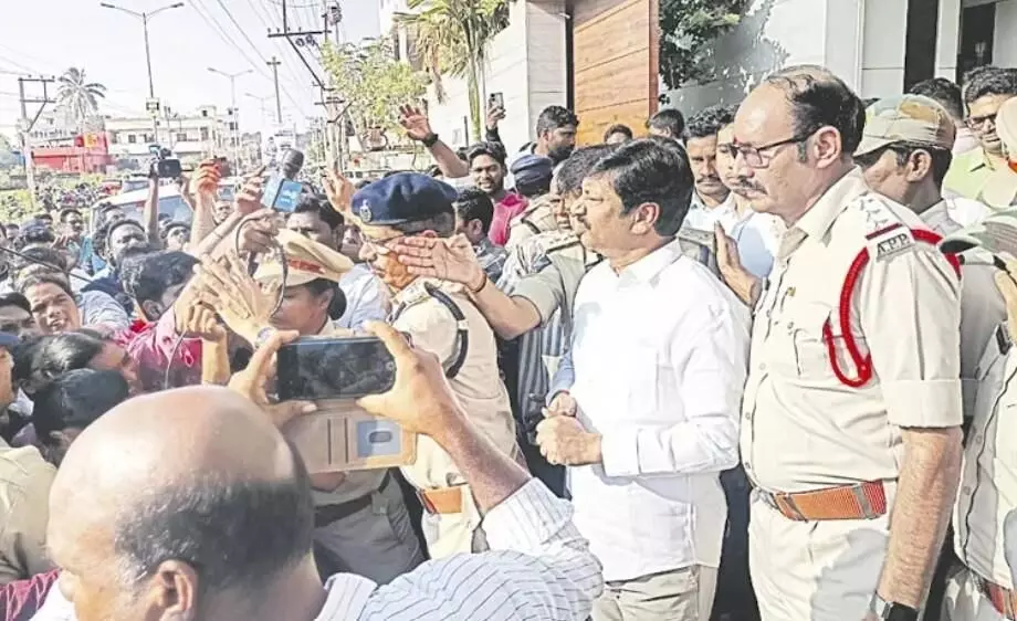 జోగి రమేష్ కుటుంబం పై పోలీసు కొరడా!