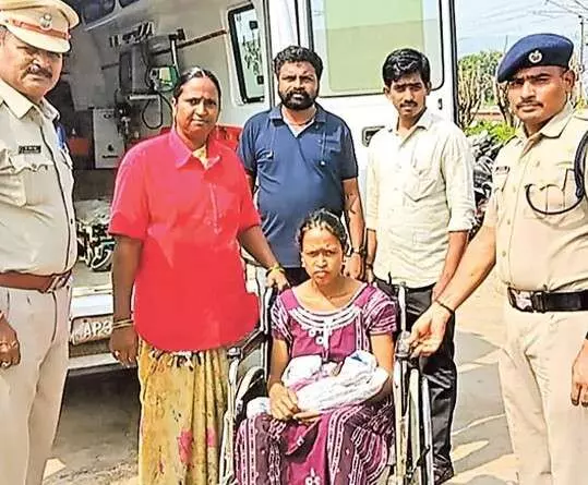 ప్రయాణిస్తున్న ప్రశాంతి ఎక్స్ప్రెస్లోనే ప్రసవం ప్రయాణిస్తున్న ప్రశాంతి ఎక్స్ప్రెస్లోనే ప్రసవం