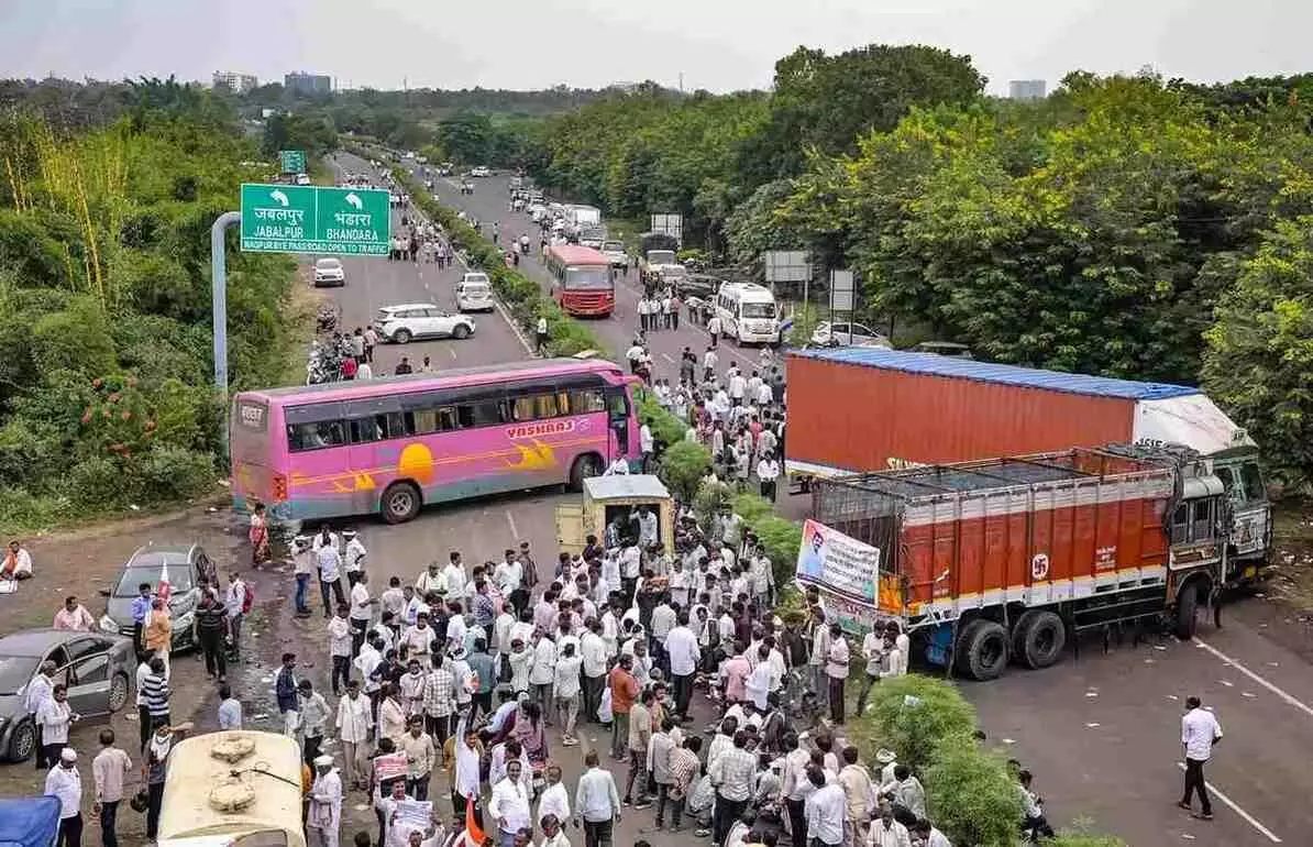 మళ్లీ రోడ్డెక్కిన మహారాష్ట్ర రైతులు..