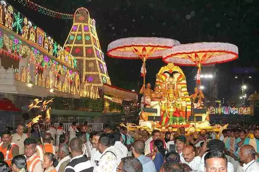 తిరుమల:కనువిందు చేసిన కార్తీక పౌర్ణమి గరుడసేవ