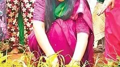 ఈ కలెక్టరమ్మ.. కలుపు తీసిందమ్మా!