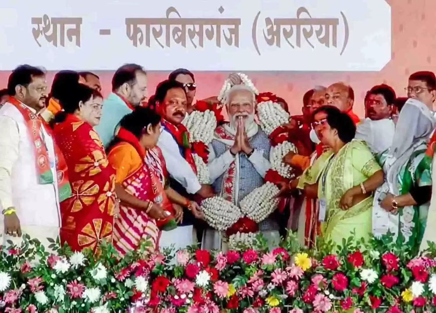 ‘చొరబాటుదారులను ప్రోత్సహించే ఆర్జేడీ, కాంగ్రెస్కు ఓటుతో బుద్ధి చెప్పండి’ ‘చొరబాటుదారులను ప్రోత్సహించే ఆర్జేడీ, కాంగ్రెస్కు ఓటుతో బుద్ధి చెప్పండి’