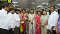 క్రికెటర్ శ్రీచరణికి గన్నవరంలో ఘన స్వాగతం