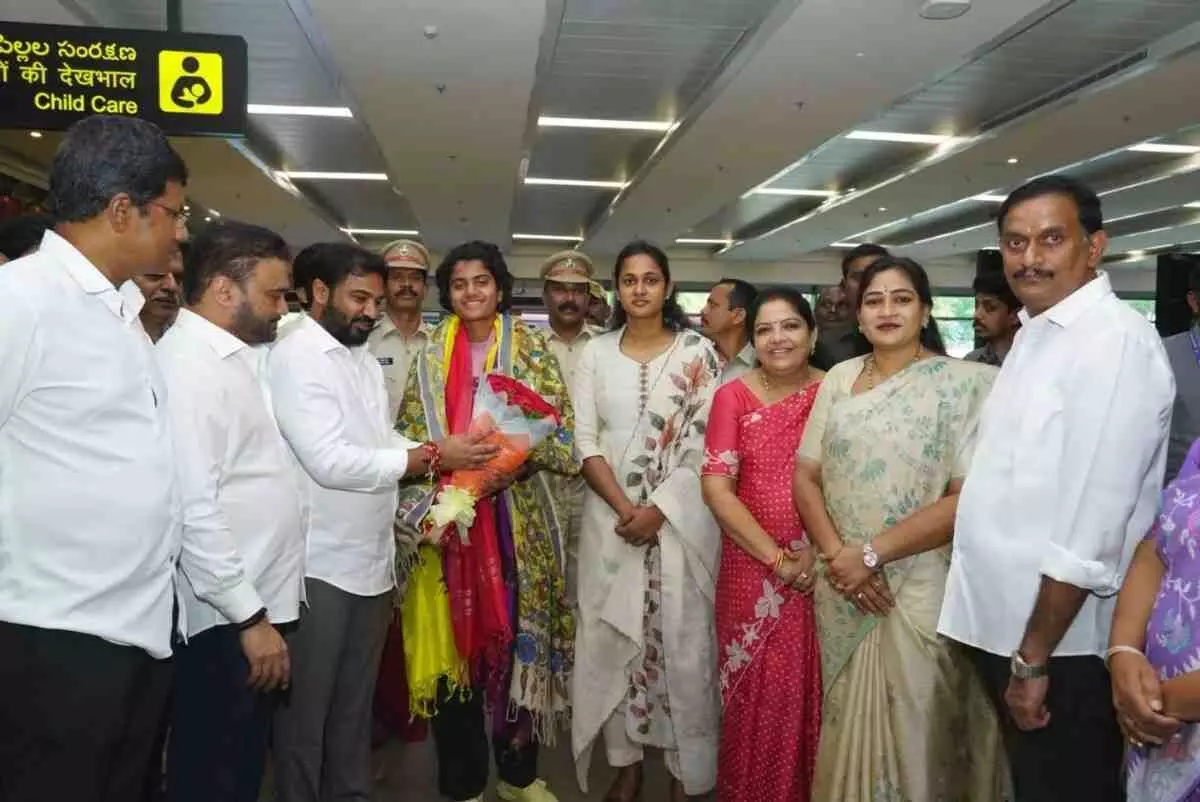 క్రికెటర్ శ్రీచరణికి గన్నవరంలో ఘన స్వాగతం క్రికెటర్ శ్రీచరణికి గన్నవరంలో ఘన స్వాగతం