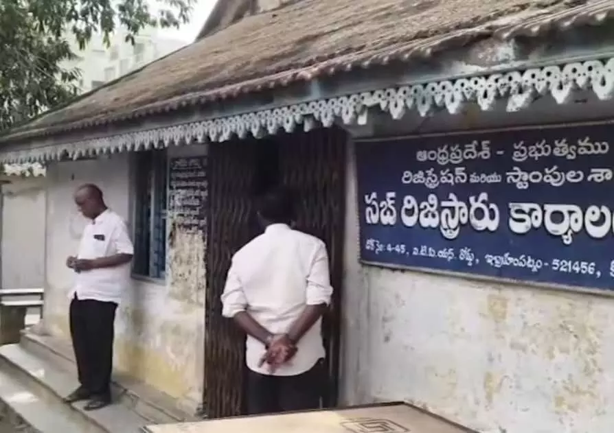 రిజిస్ట్రార్‌ ఆఫీసులపై చుట్టపు చూపు దాడులా?