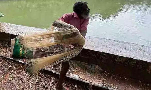 వలే సర్వస్వం, చేపలే సత్యం- కృష్ణా తీరంలో జాలర్ల కన్నీటి పాట! వలే సర్వస్వం, చేపలే సత్యం- కృష్ణా తీరంలో జాలర్ల కన్నీటి పాట!