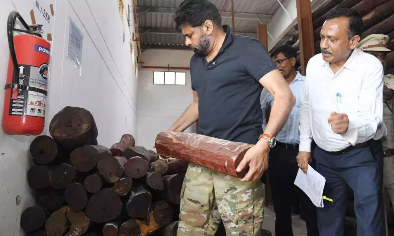 అబ్బో.. ఇంత బరువో.. తృటిలో తప్పిన ప్రమాదం..! అబ్బో.. ఇంత బరువో.. తృటిలో తప్పిన ప్రమాదం..!