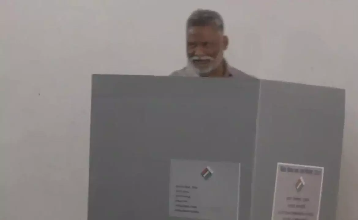 పూర్నియాలోని స్వతంత్ర ఎంపీ పప్పు యాదవ్ తన ఓటు... ... బీహార్ రెండో దశ పోలింగ్ మొదలు