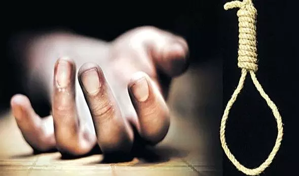 పుట్టిన రోజే  ఉరి వేసుకున్నాడు