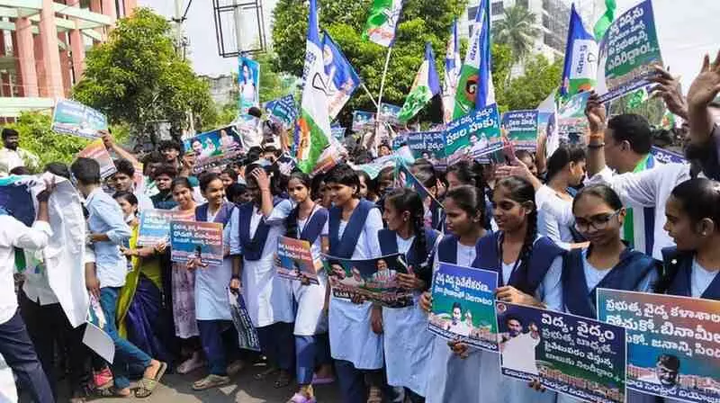 వైద్య విద్యను పేదలకు దూరం చేయొద్దు వైద్య విద్యను పేదలకు దూరం చేయొద్దు