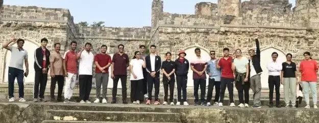 కొండపల్లి ఖిల్లాలో ట్రైనీ ఐఏఎస్ లు కొండపల్లి ఖిల్లాలో ట్రైనీ ఐఏఎస్ లు