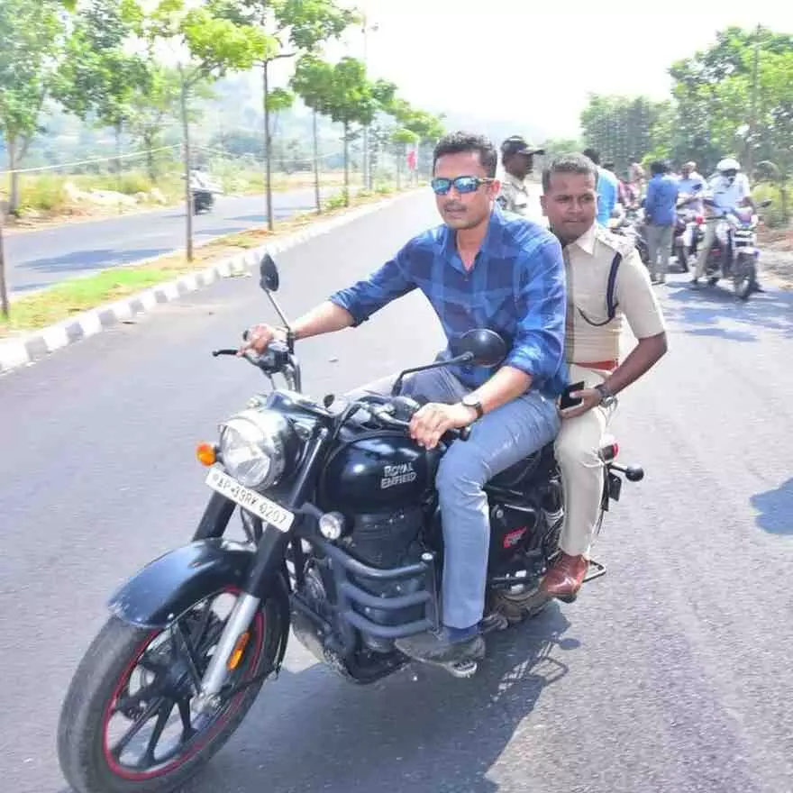 కలెక్టర్, ఎస్పీలకి హెల్మెట్ అక్కర్లేదా