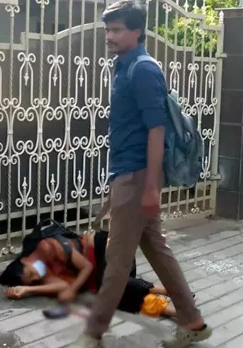 అనుమానంతో నడిరోడ్డుపైనే భార్య పీక కోసి చంపేశాడు