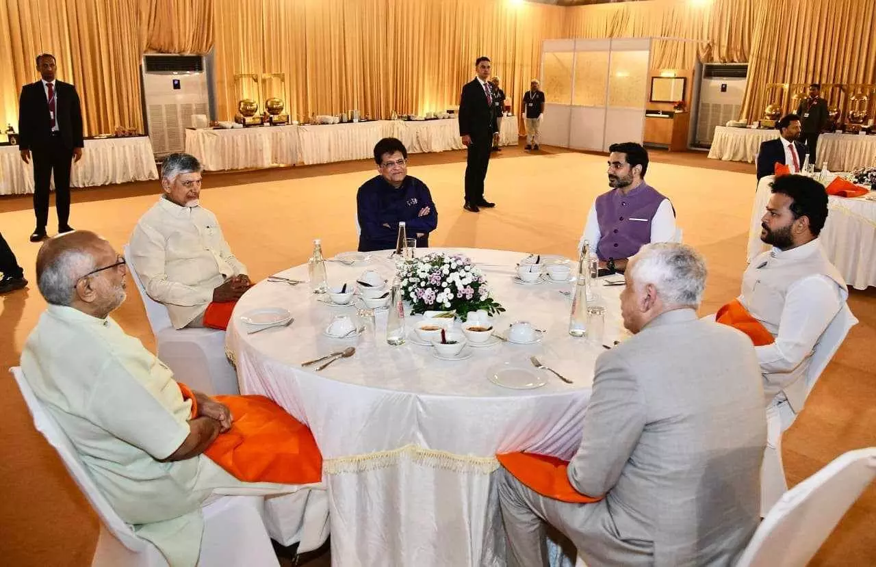 అల్పాహార విందులో ఉపరాష్ట్రపతి రాధాకృష్ణన్