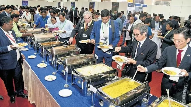 విశాఖ CII సదస్సులో గుంటూరు కోడి కూరకి భలే గిరాకీ! విశాఖ CII సదస్సులో గుంటూరు కోడి కూరకి భలే గిరాకీ!