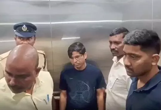 రూ. 77 కోట్ల సారా డబ్బుల్ని మూటలు కట్టి ముట్టచెప్పింది ఇతడే! రూ. 77 కోట్ల సారా డబ్బుల్ని మూటలు కట్టి ముట్టచెప్పింది ఇతడే!