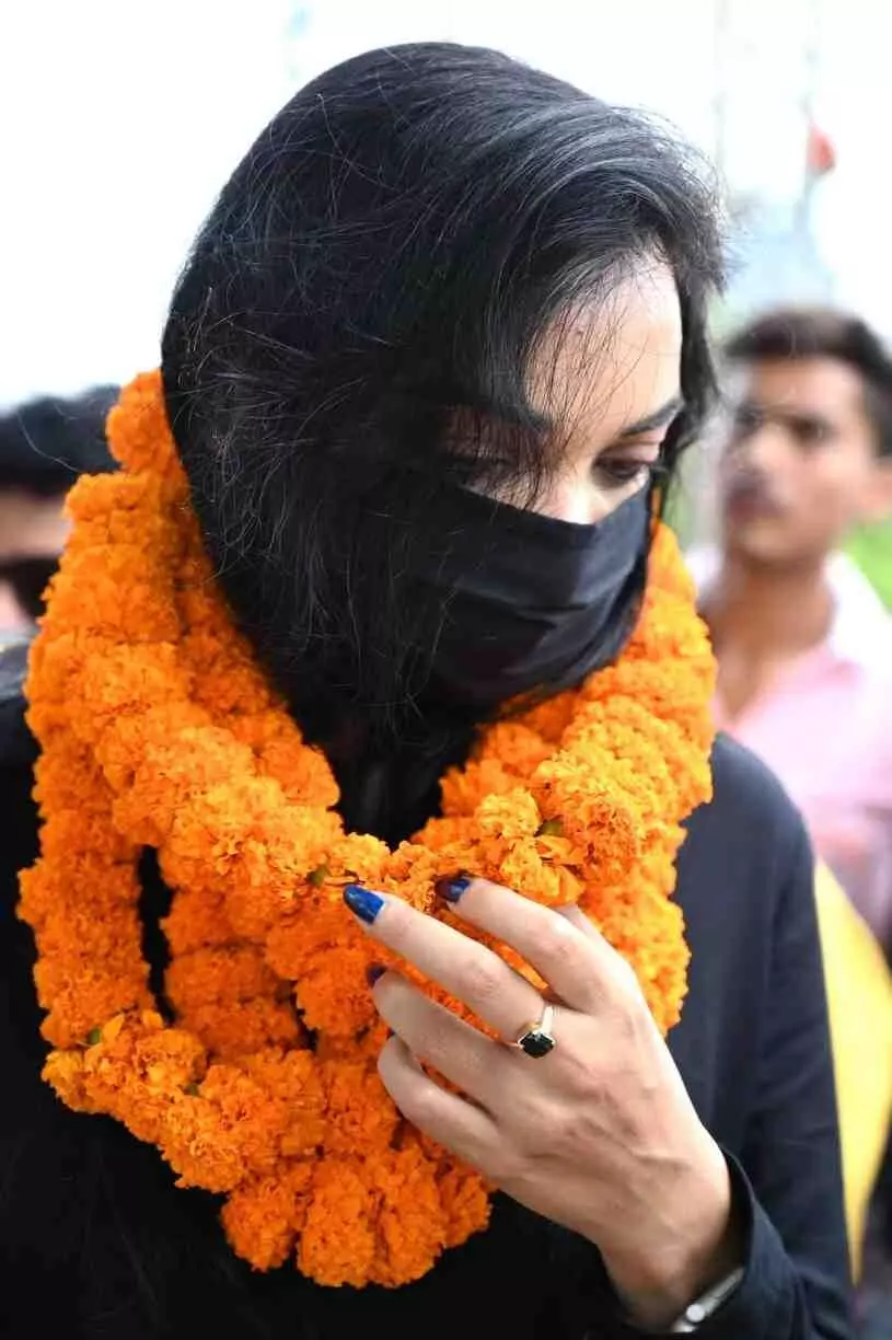 బీహార్ ఎన్నికల్లో ఈ మాస్క్ గర్ల్ ఎవరు?ఎందుకు ధరించారు? బీహార్ ఎన్నికల్లో ఈ మాస్క్ గర్ల్ ఎవరు?ఎందుకు ధరించారు?