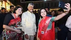 మంగళగిరి శారీలోనే అందంగా ఉన్నారు