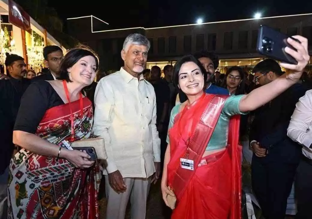 మంగళగిరి శారీలోనే అందంగా ఉన్నారు మంగళగిరి శారీలోనే అందంగా ఉన్నారు