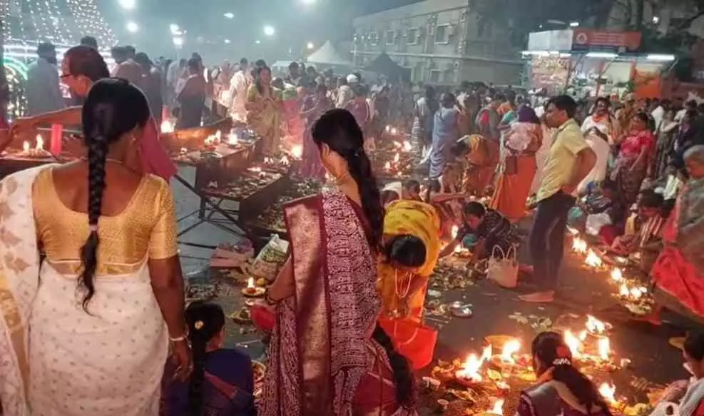 భక్తులతో కిక్కిరిసి శ్రీగిరి మల్లన్న ఆలయం భక్తులతో కిక్కిరిసి శ్రీగిరి మల్లన్న ఆలయం