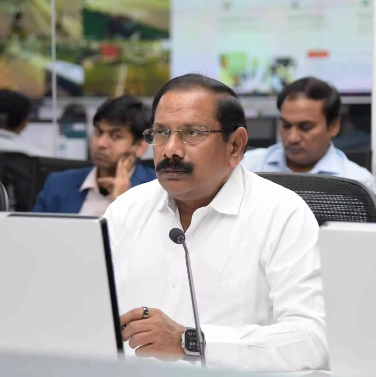 హాస్టళ్లలో ఎందుకిలా జరుగుతోంది..వార్డెన్లు ఏం చేస్తున్నారు హాస్టళ్లలో ఎందుకిలా జరుగుతోంది..వార్డెన్లు ఏం చేస్తున్నారు