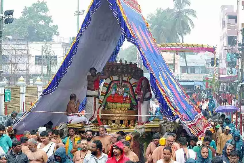పెద్దశేషవాహనంపై పరమపద నాథుడి అలంకారంలో సిరులతల్లిగా.. పెద్దశేషవాహనంపై పరమపద నాథుడి అలంకారంలో సిరులతల్లిగా..