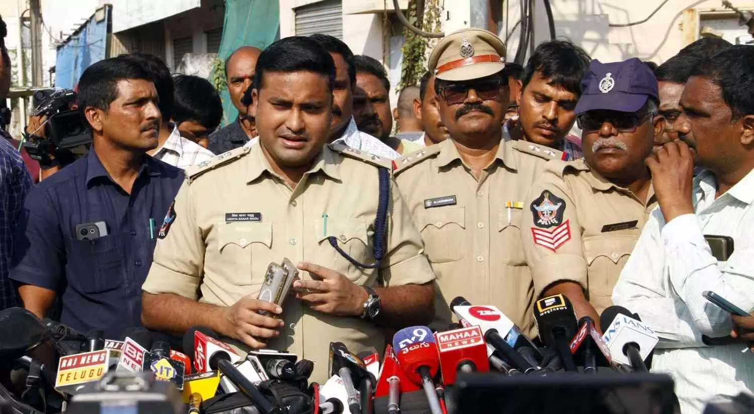 విజయవాడ లో 27 మంది మావోయిస్టుల అరెస్ట్