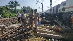 విశాఖ సమీపంలో తప్పిన ఘోర రైలు ప్రమాదం..!