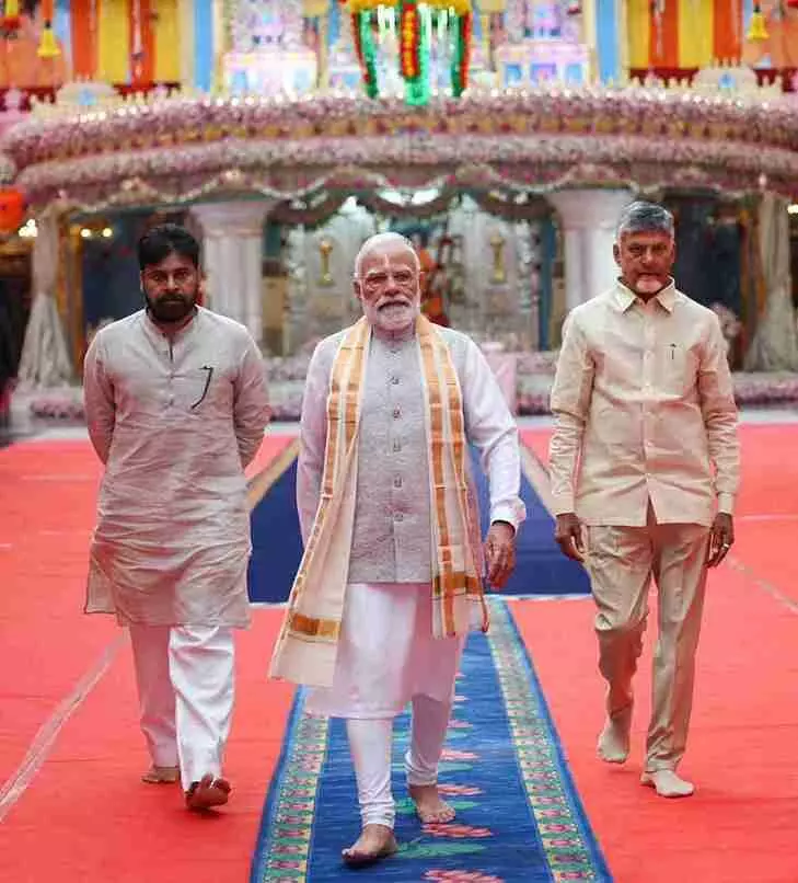 సెలబ్రిటీలతో సందడిగా మారిన పుట్టపర్తి.. సెలబ్రిటీలతో సందడిగా మారిన పుట్టపర్తి..