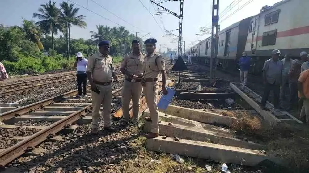 విశాఖ సమీపంలో తప్పిన ఘోర రైలు ప్రమాదం..! విశాఖ సమీపంలో తప్పిన ఘోర రైలు ప్రమాదం..!