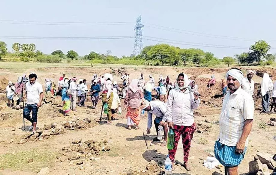 ఏపీలో ‘ఉపాధిహామీ’ కోల్పోయిన 15.92 లక్షల మంది ఏపీలో ‘ఉపాధిహామీ’ కోల్పోయిన 15.92 లక్షల మంది