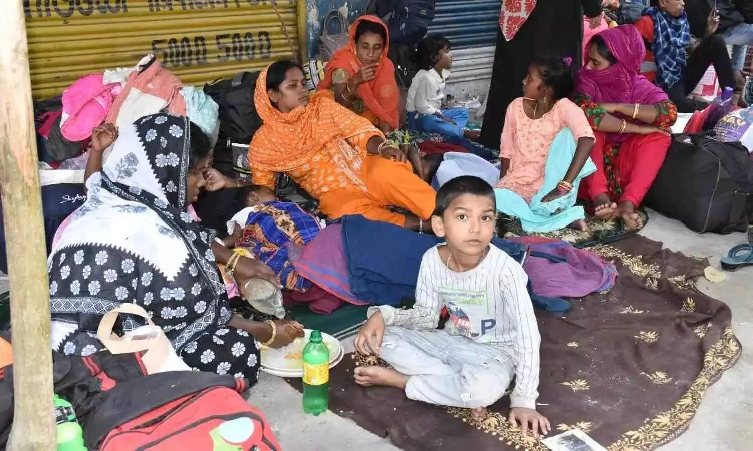 హకీంపూర్ వద్దకు వందలాదిగా చేరుకున్న బంగ్లాదేశీయులు..