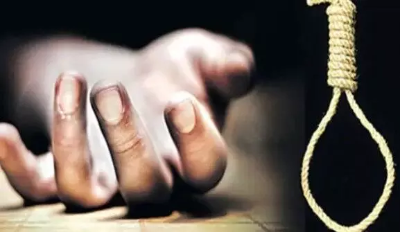 తరగతి గదిలోనే 10వ తరగతి విద్యార్థిని ఉరి తరగతి గదిలోనే 10వ తరగతి విద్యార్థిని ఉరి