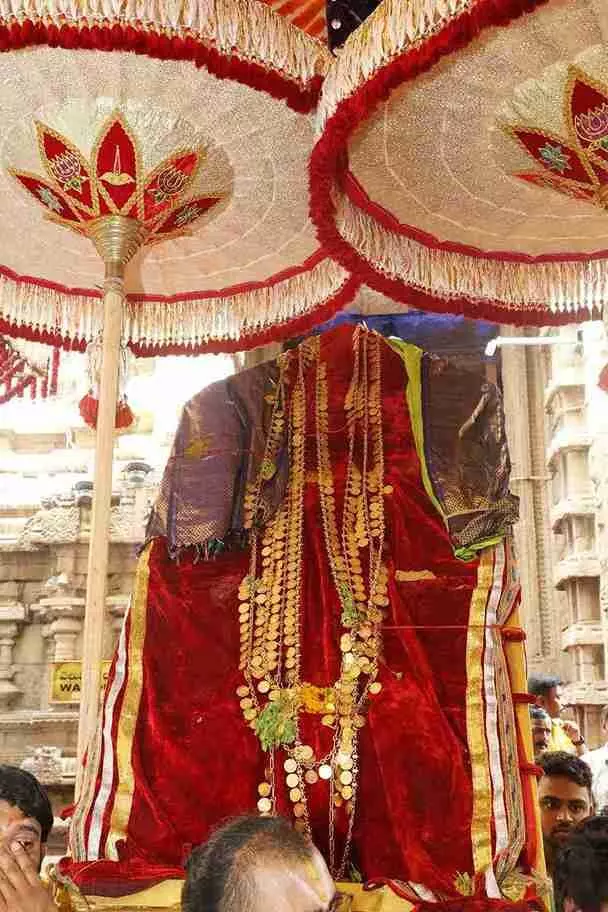 పట్టపురాణికి శ్రీవారి కాసులహారం కానుక..