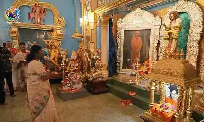 విశ్వప్రేమకు ప్రతిరూపం సత్యసాయి...