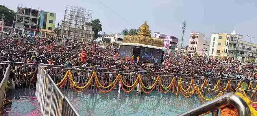 Breaking | యాత్రికులతో నిండిన తిరుచానూరు పద్మపుష్కరిణి... Breaking | యాత్రికులతో నిండిన తిరుచానూరు పద్మపుష్కరిణి...