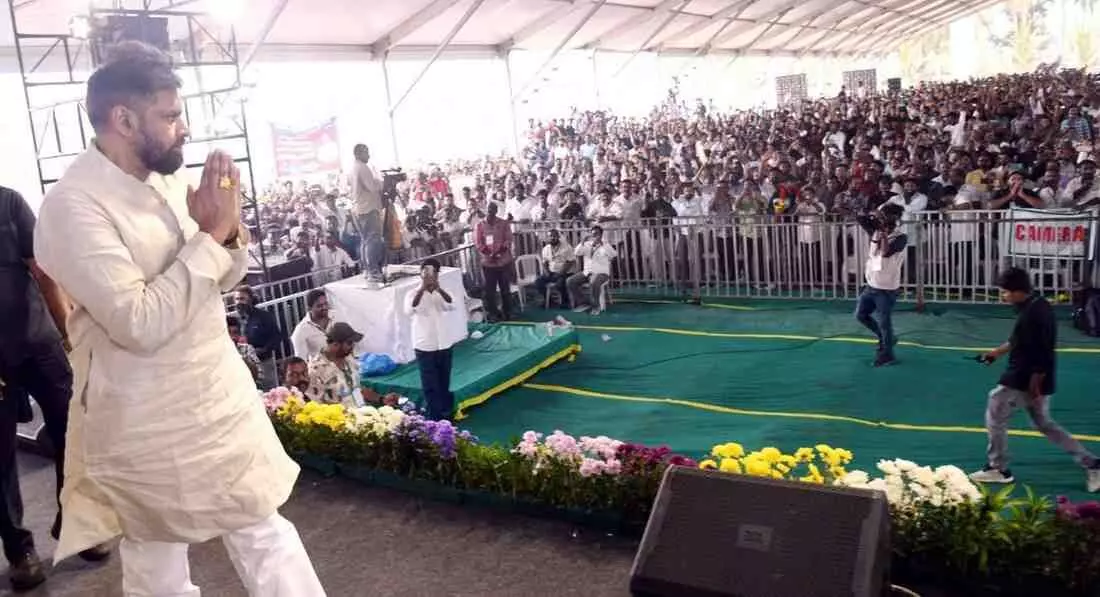 పవన్ పర్యటనలో అపరచిత వ్యక్తి