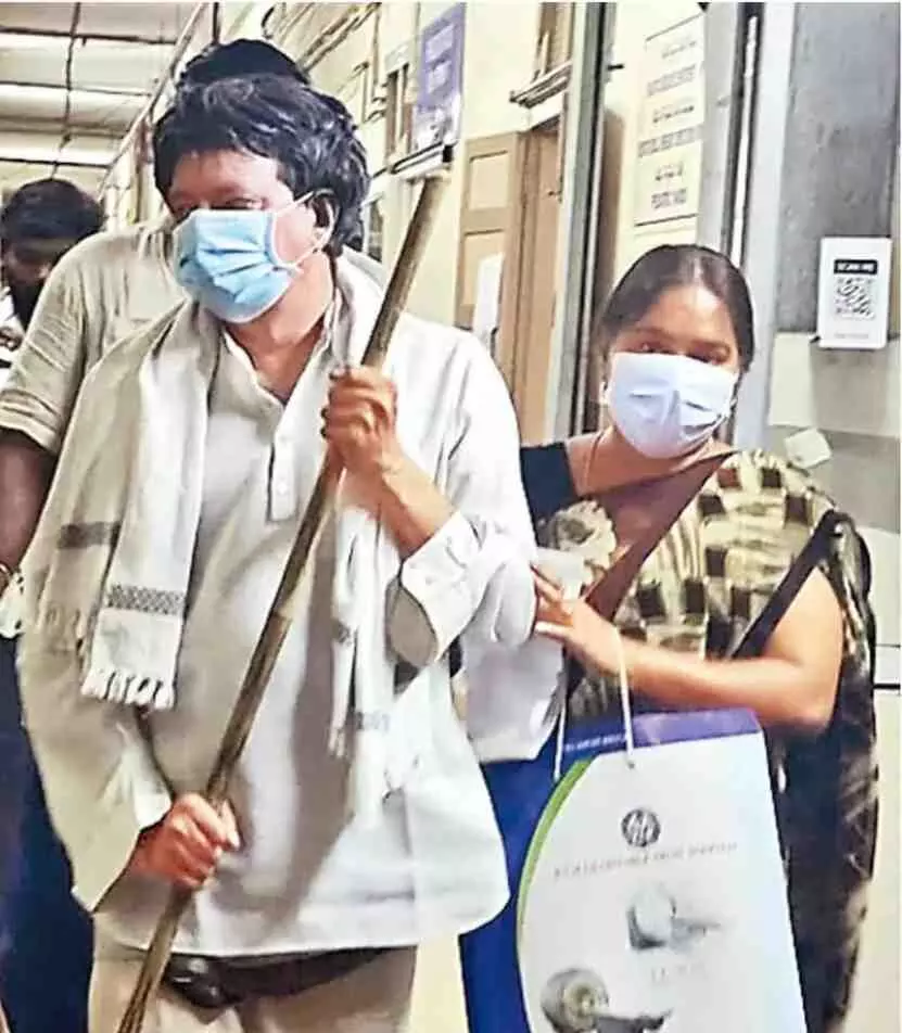 రోగిగా ఐఏఎస్, వృద్ధుడిగా సూపరింటెండెంట్..జీజీహెచ్‌లో దడ!