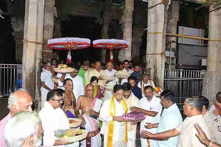 తమిళనాడులోని శ్రీరంగనాథుడికి శ్రీవారి పట్టువస్త్రాలు తమిళనాడులోని శ్రీరంగనాథుడికి శ్రీవారి పట్టువస్త్రాలు