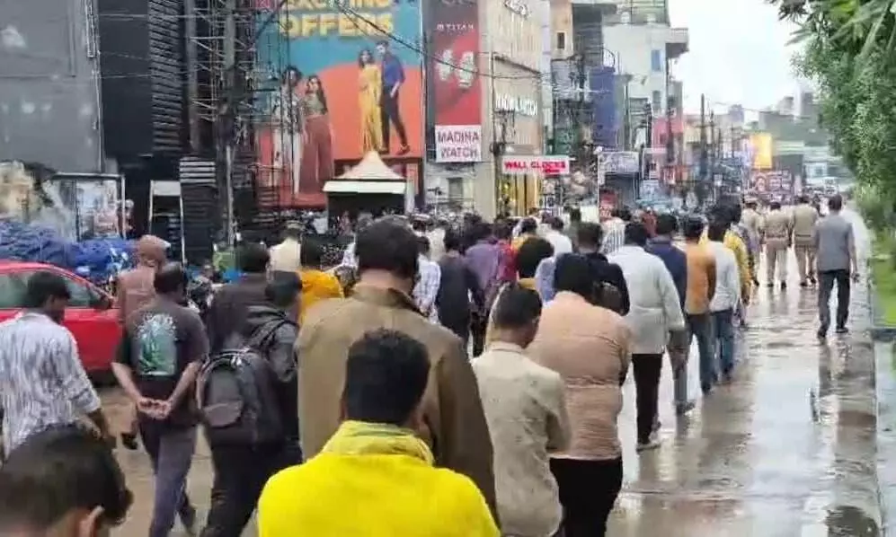 జూలు విదిల్చిన సింహంపురి పోలీస్.. రౌడీషీటర్ల ఊరేగింపు జూలు విదిల్చిన సింహంపురి పోలీస్.. రౌడీషీటర్ల ఊరేగింపు