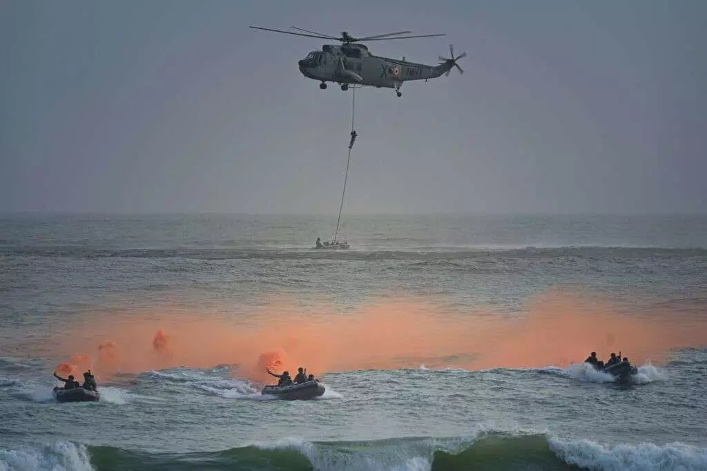 నేవీ డే వేడుకలకు వైజాగ్ దూరం ఎందుకు? నేవీ డే వేడుకలకు వైజాగ్ దూరం ఎందుకు?