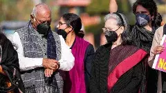 ఢిల్లీ కాలుష్యంపై పార్లమెంటు వద్ద ప్రతిపక్షాల నిరసన