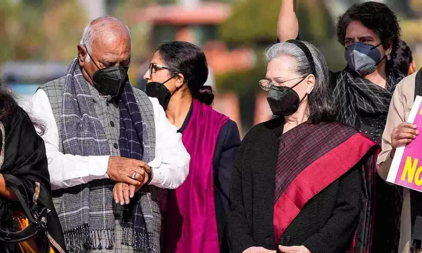 ఢిల్లీ కాలుష్యంపై పార్లమెంటు వద్ద ప్రతిపక్షాల నిరసన ఢిల్లీ కాలుష్యంపై పార్లమెంటు వద్ద ప్రతిపక్షాల నిరసన