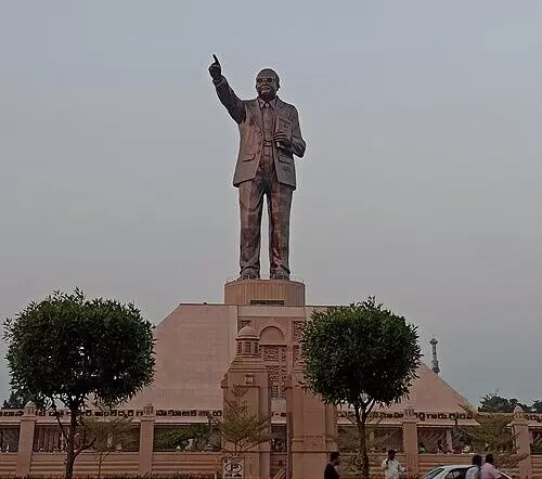 విగ్రహాలకు హారతులు, ఆశయాలకు పాతరలు విగ్రహాలకు హారతులు, ఆశయాలకు పాతరలు