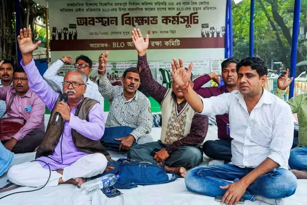 ఉత్తర్ప్రదేశ్: S.I.R విధుల్లో మరో BLO మృతి.. ఉత్తర్ప్రదేశ్: S.I.R విధుల్లో మరో BLO మృతి..