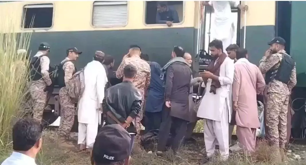 జాఫర్ ఎక్స్ ప్రెస్ ను మరోసారి టార్గెట్ చేసిన బలూచ్ తిరుగుబాటుదారులు జాఫర్ ఎక్స్ ప్రెస్ ను మరోసారి టార్గెట్ చేసిన బలూచ్ తిరుగుబాటుదారులు