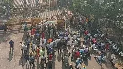 2 లక్షలు ఇవ్వండి..మత్స్యకారుల ఆందోళన